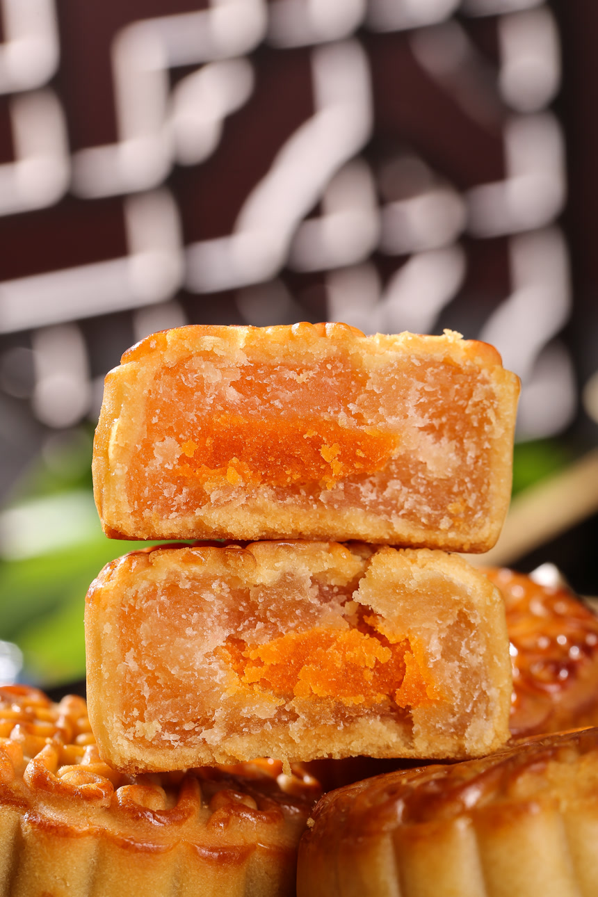 深底上的莲蓉蛋黄月饼