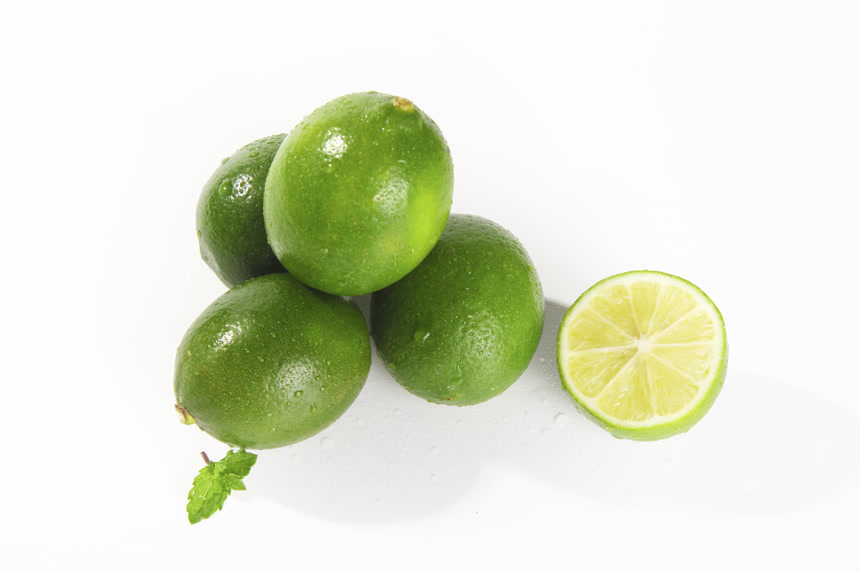 白底上的无籽青柠檬