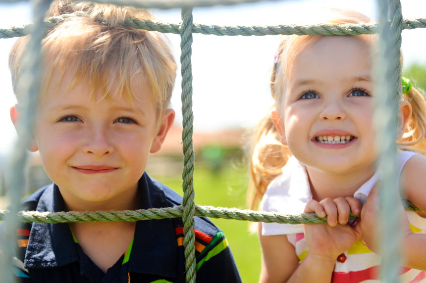 公园里两个可爱的外国小孩乐趣肖像