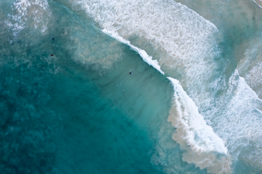 航拍蓝色大海海浪冲击海岸自然风景