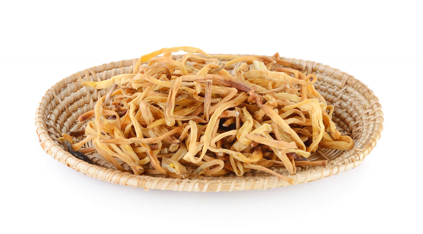 白色背景上的干黄花菜食物