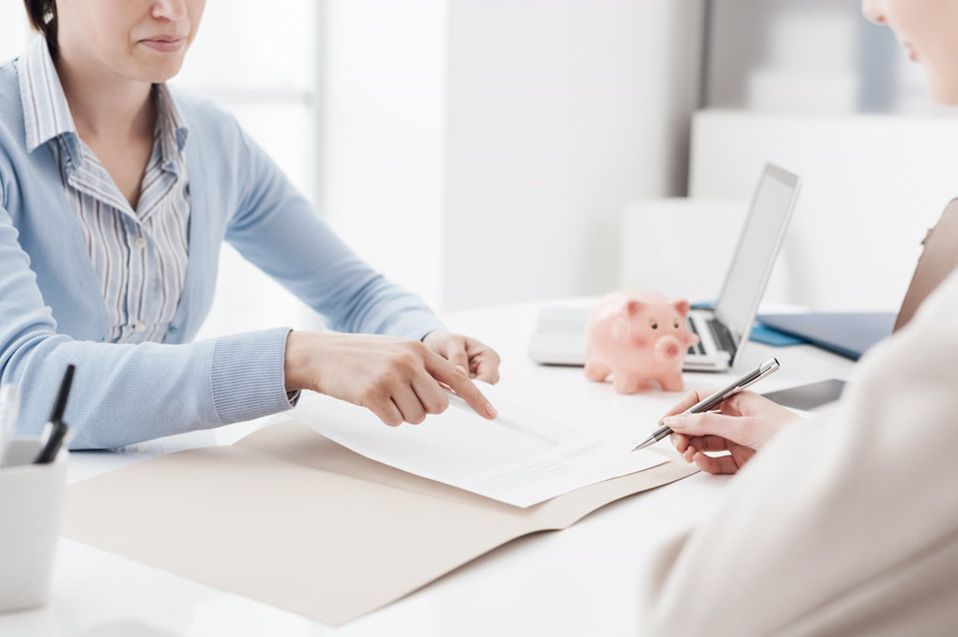 商务人员在帮客户进行财政规划生活场景