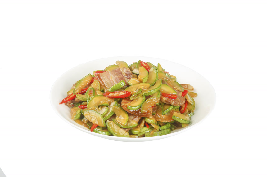 盘子里的西葫芦炒肉