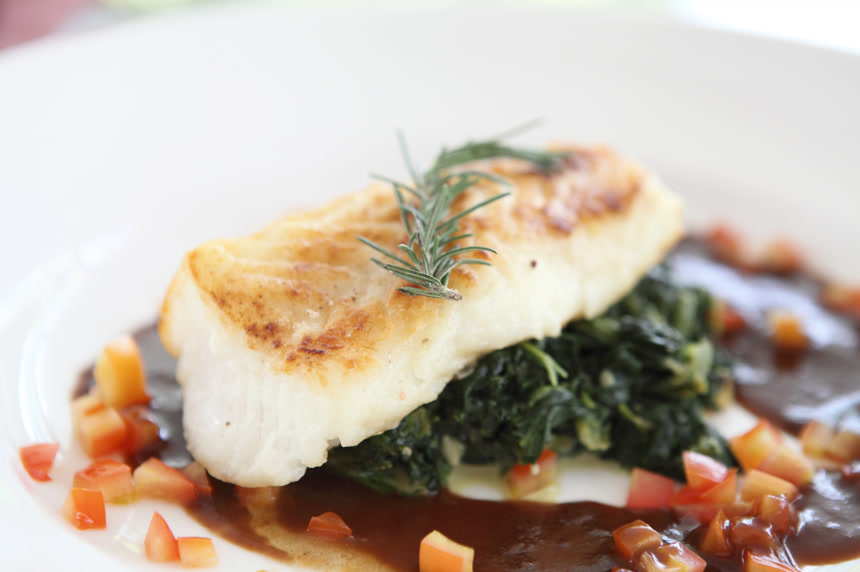 白色盘子里的食物特写