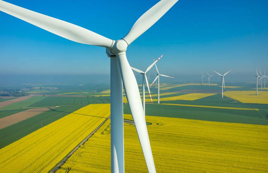 航拍农田上的一排风力发电机新能源