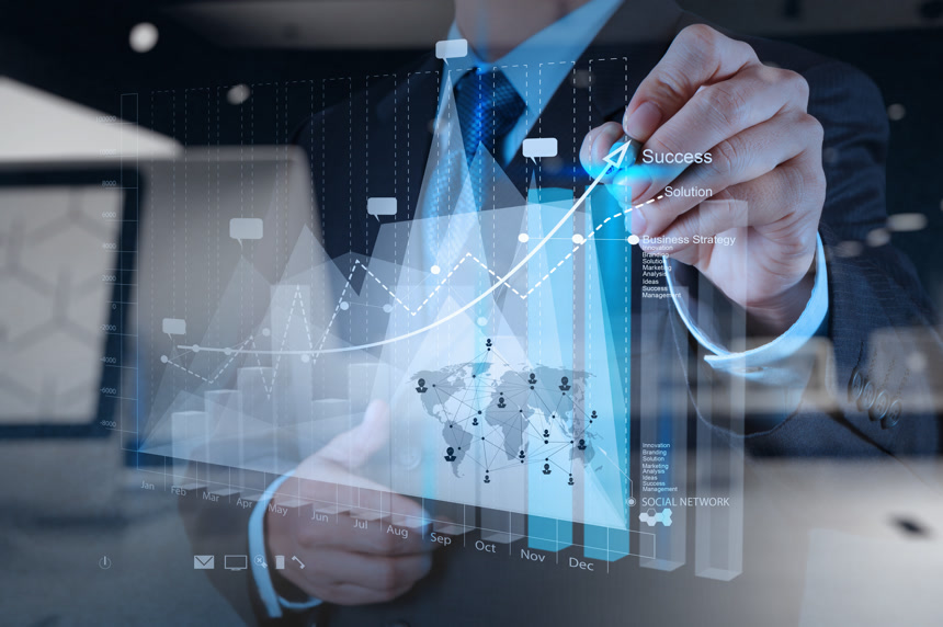 商人用手记录新现代计算机和业务的工全息图概念作