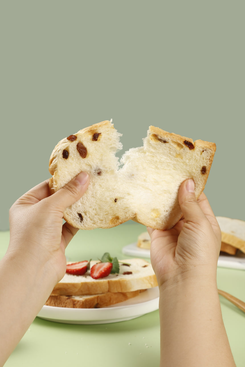 浅底上的葡萄干吐司