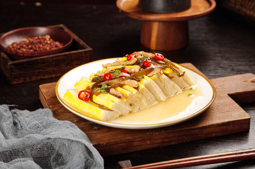 盘子里的蒸鱼糕