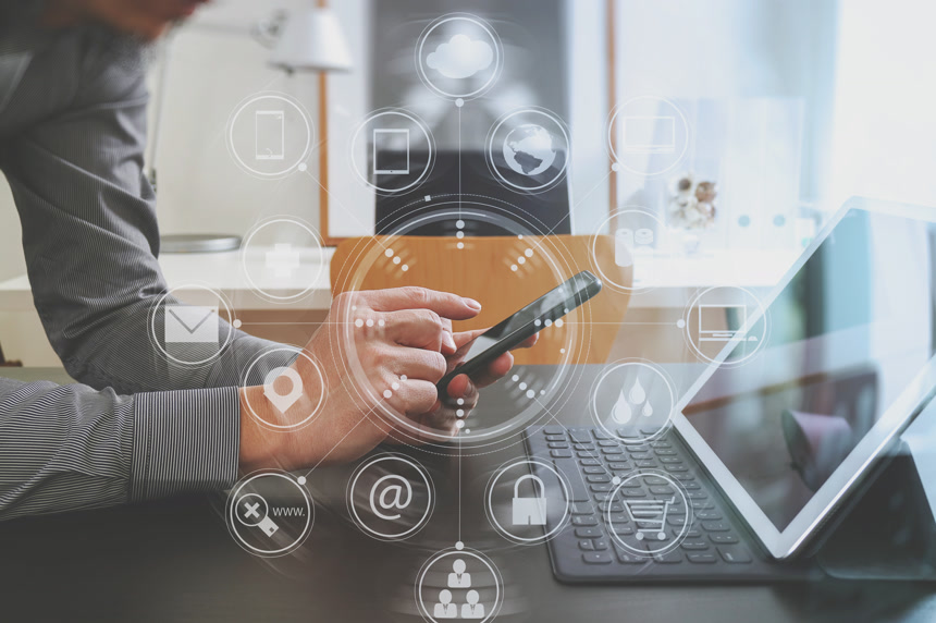 使用智能手机和数字平板电脑在线工作的手商务图片