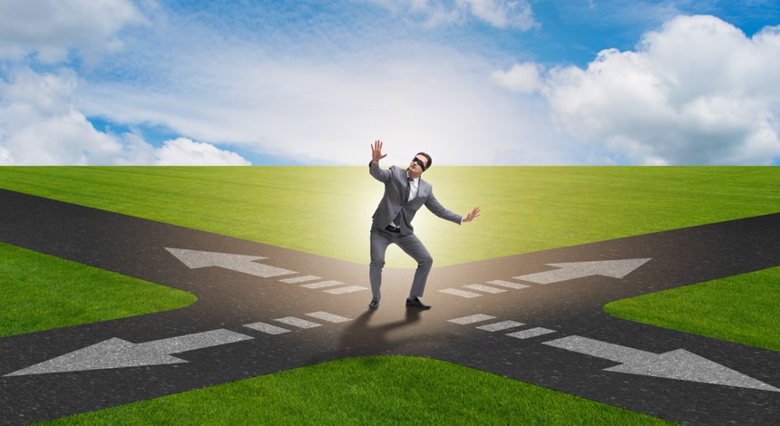 处于不确定性概念十字路口的年轻商人商务办公