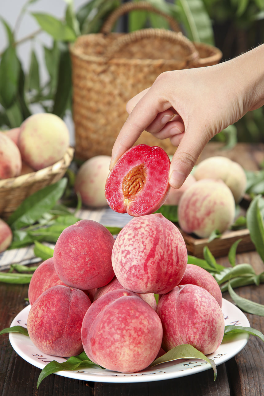 木底上的胭脂红桃子