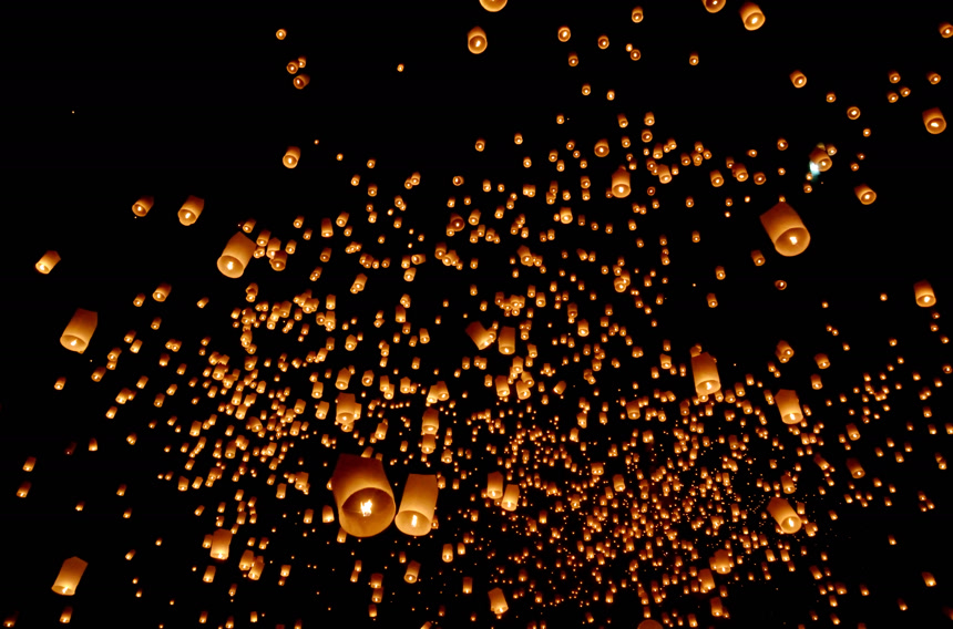 黑色夜空下无数浮动的灯笼背景图