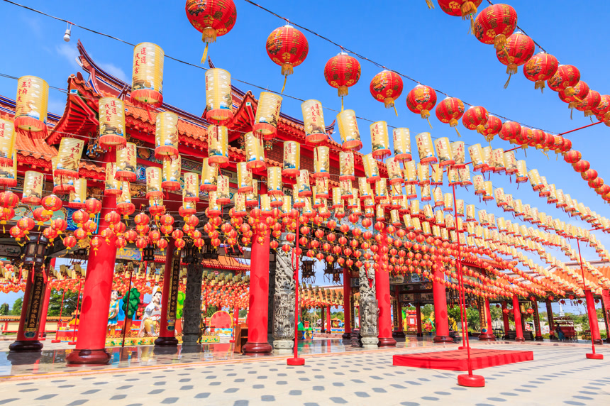 红色的中国纸灯笼在风中摇曳农历新年庆祝活动中的装饰品