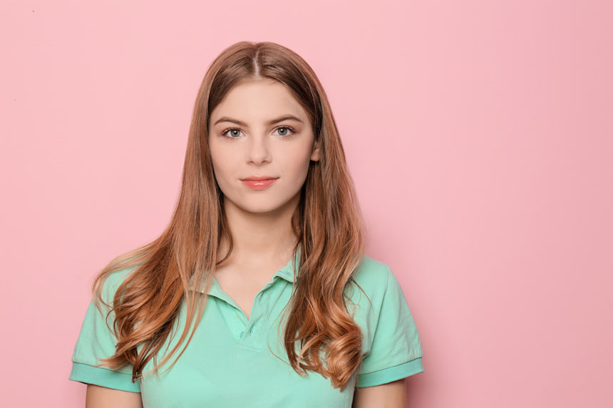 粉色背景前一名年轻漂亮的年轻女子写真人像摄影宣传