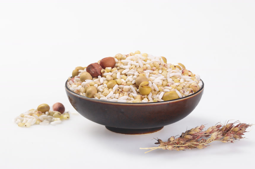 白底上的花生五谷豆浆