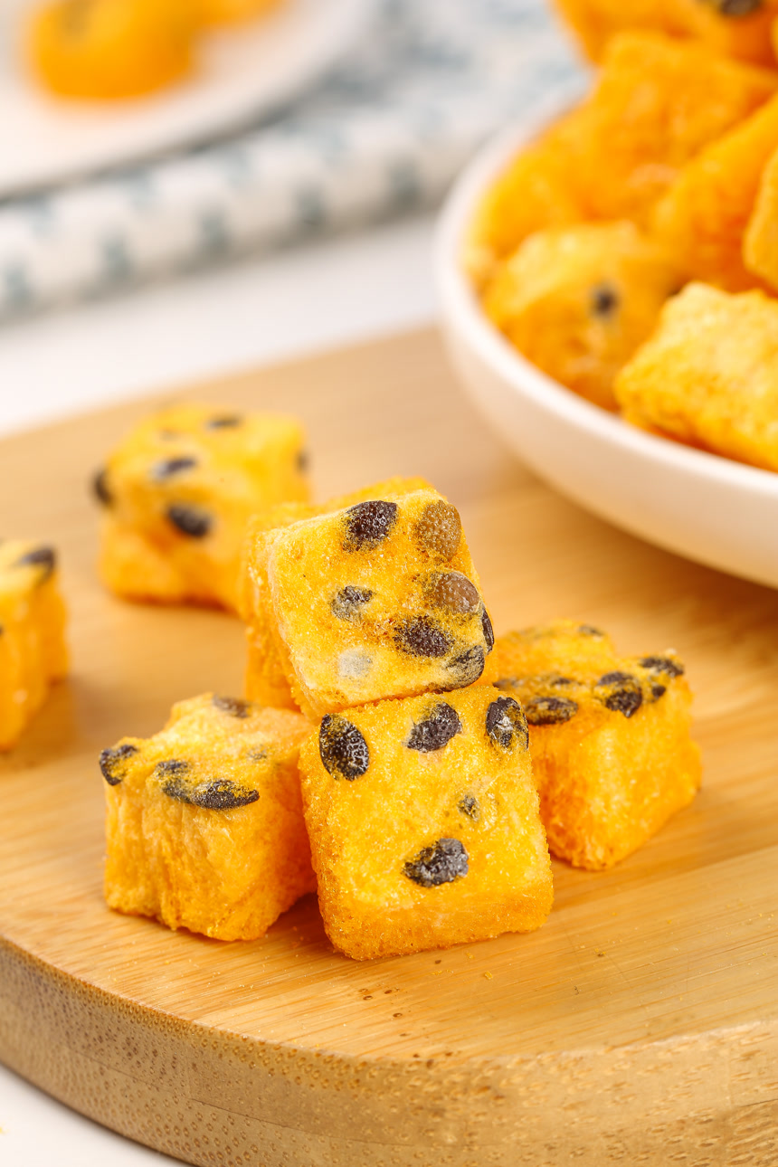 浅底上的百香果冻干块