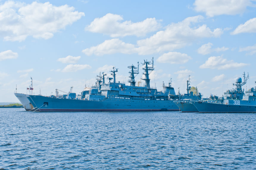 三艘海上行使的军舰震撼远景壁纸