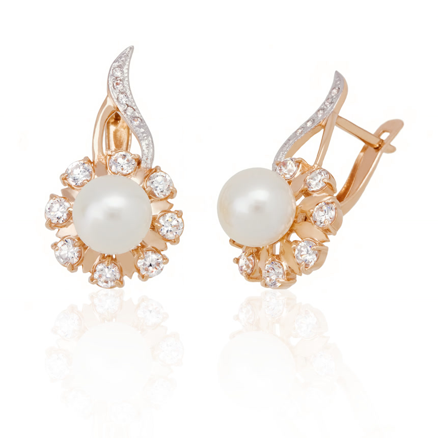 镶有珠宝耳环和珍珠白色背景耳钉优雅