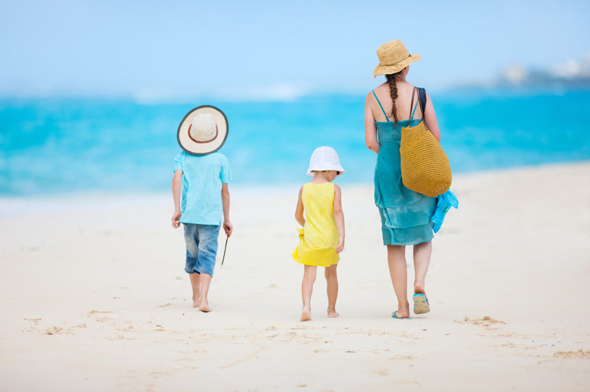 母亲和孩子在海滩上的背影图度假