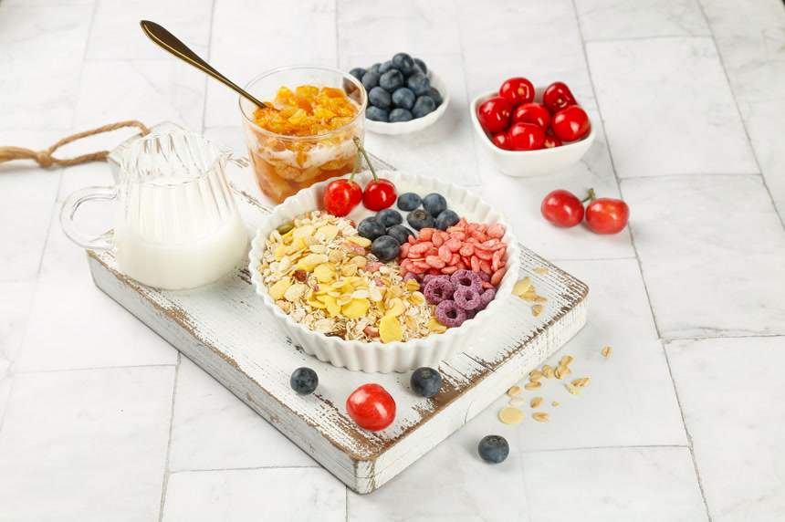 浅底上的水果燕麦