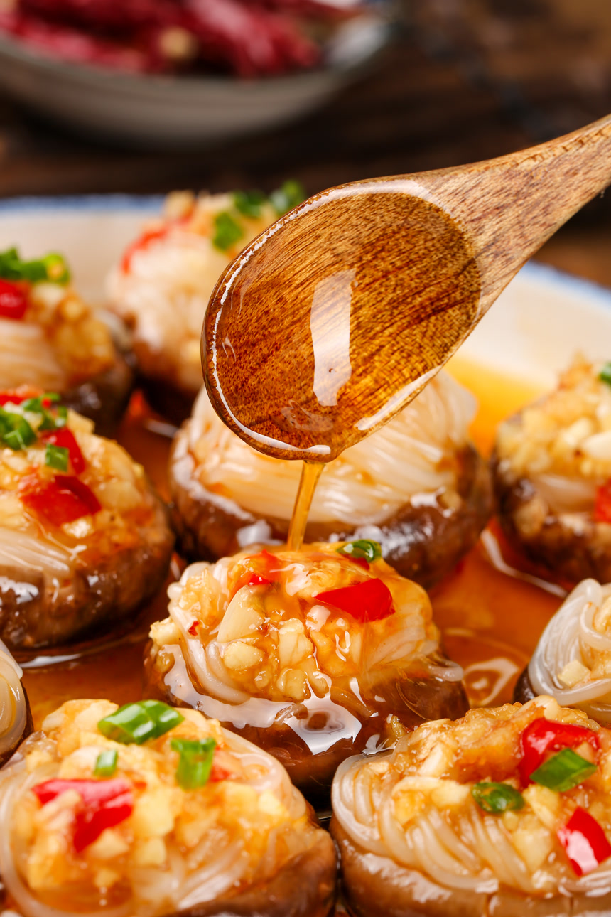 盘子里的香菇蒸粉丝