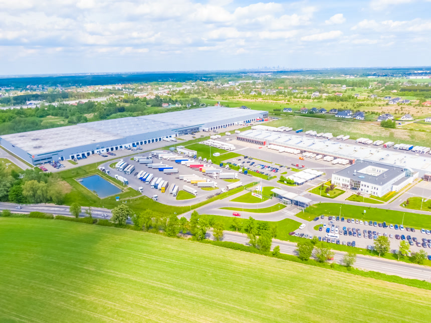 从空中俯瞰货物仓库.从上方看工业园区的物流中心.后勤中心载货卡车的航拍物流运输