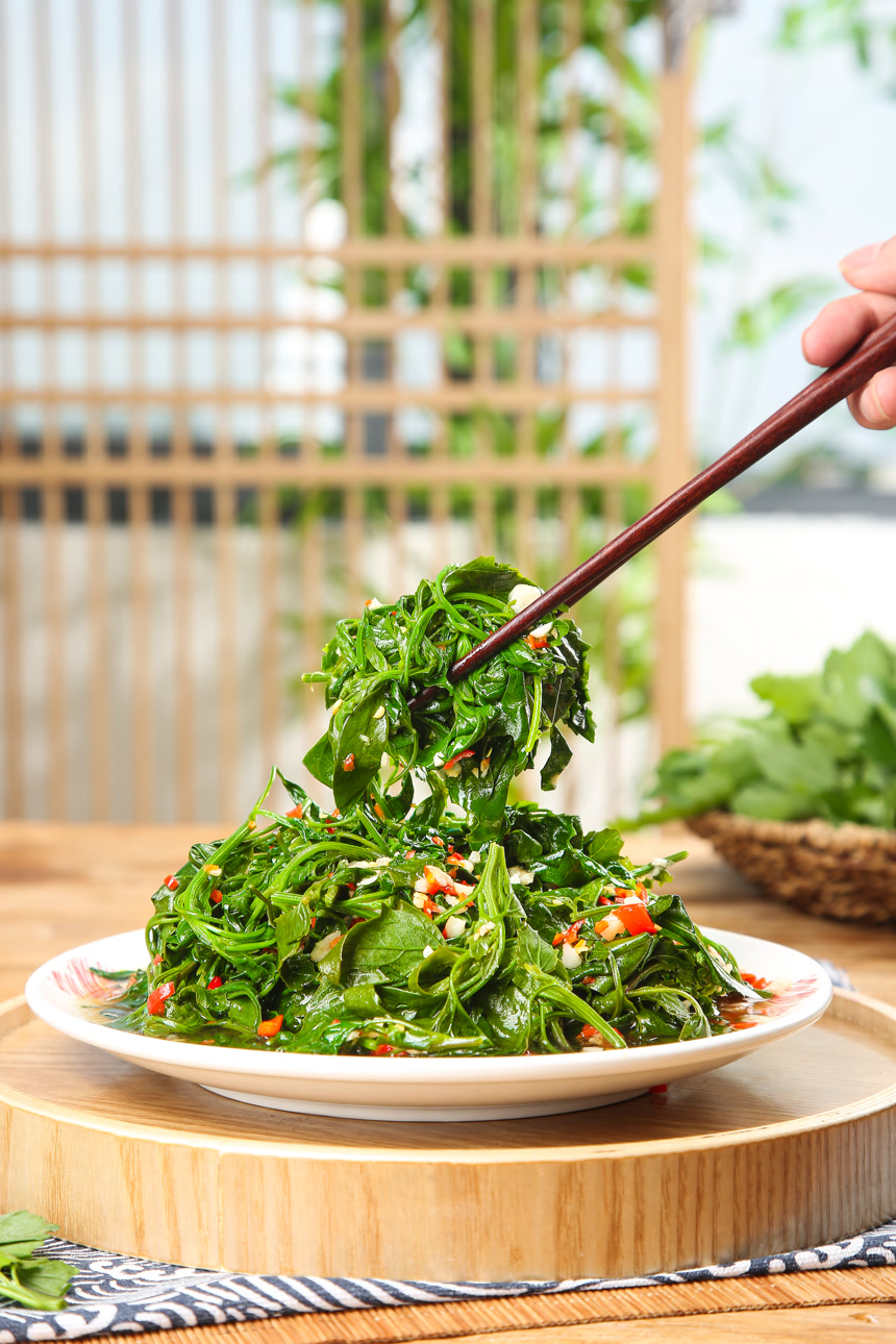 木底上的凉拌灰灰菜