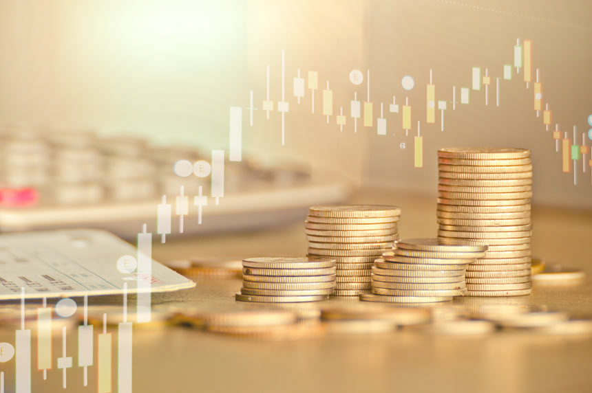 成堆的金币与交易图表的背景，金融投资概念 金融投资货币理财