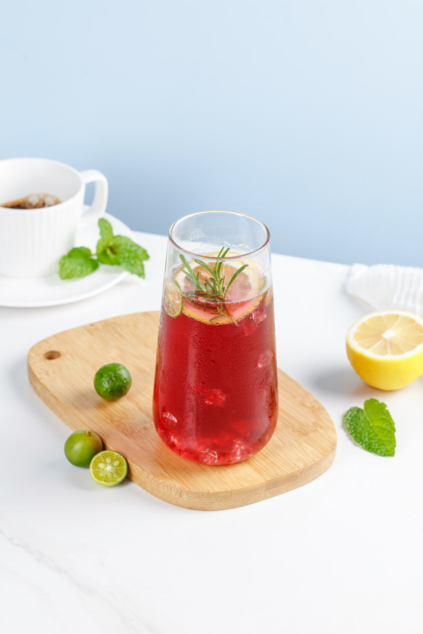 桌子上的夏日冷饮