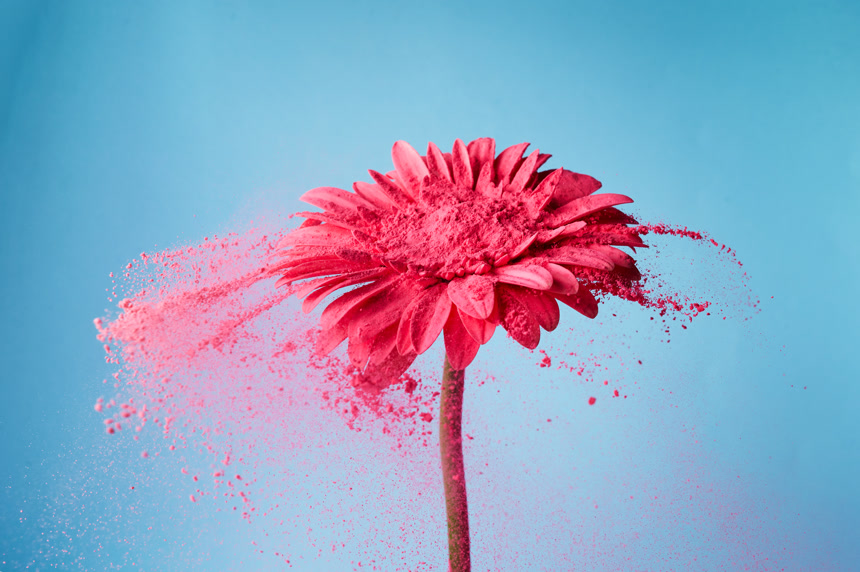 爆炸的云彩五颜六色的灰尘爆炸了电力能源生活方式