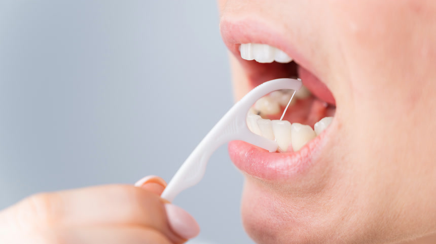 使用牙线剔牙的女人人物肖像