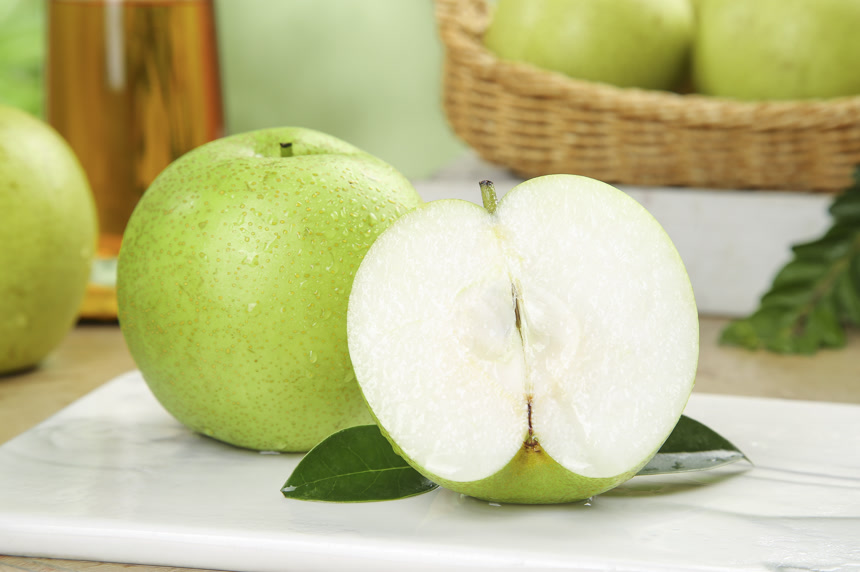 木底上的青皇冠梨