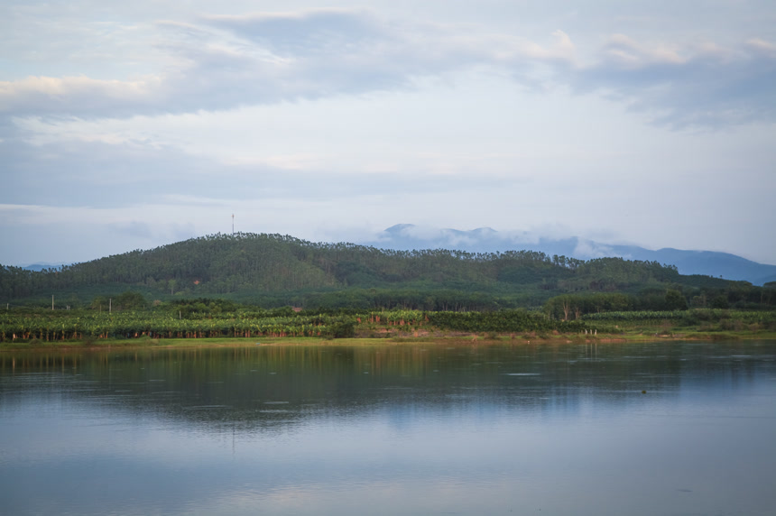 清澈风底的湖水