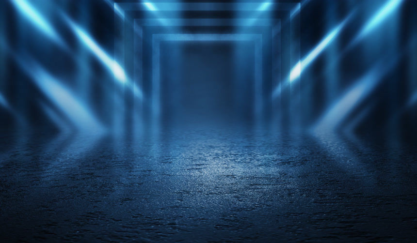 空背景场景湿路面上黑暗的街道反射光线霓虹灯在黑暗中,霓虹灯的身影,烟雾。街道,城市的夜景。抽象黑暗背景.