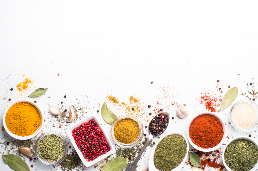 摆在桌子上各种调味品餐厅宣传