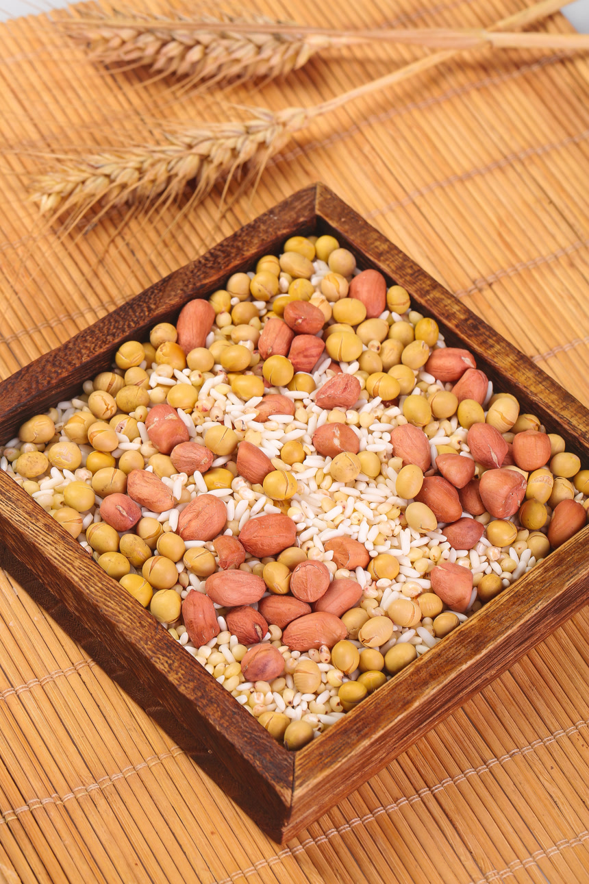 木底上的花生五谷豆浆