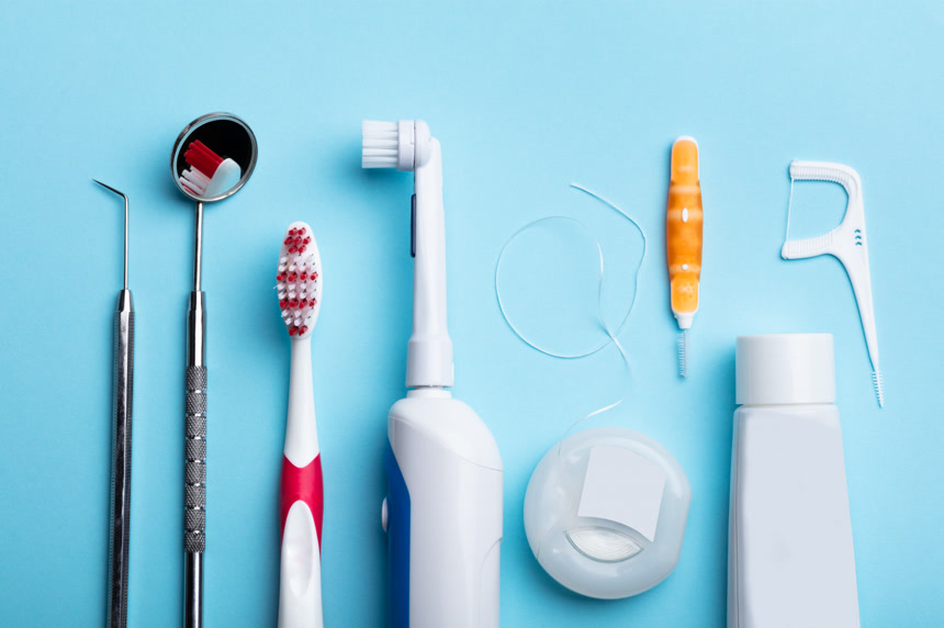 蓝色表面上牙科仪器的提升视图口腔健康