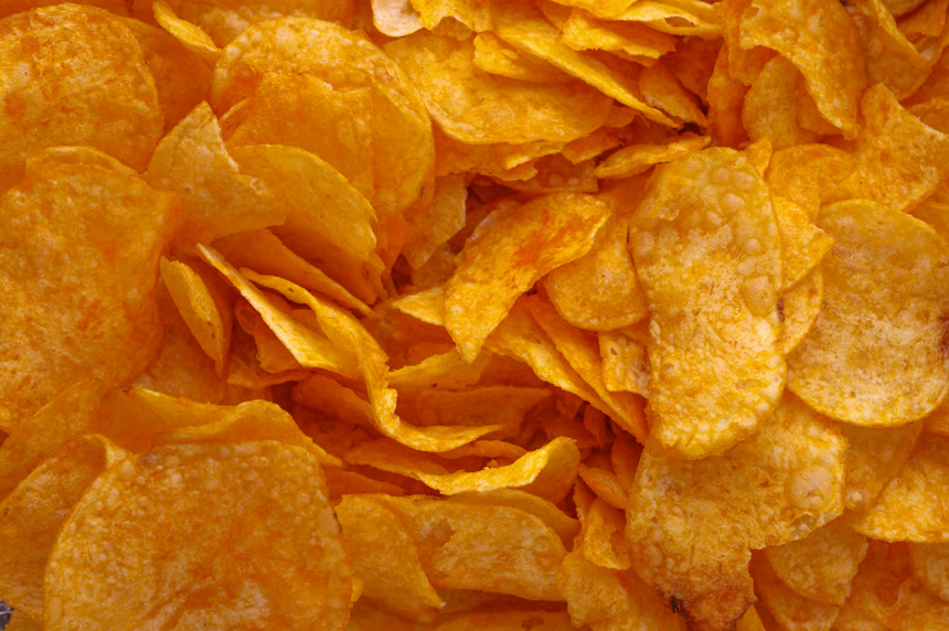 土豆片马铃薯片特写食品背景.