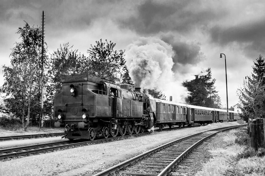 蒸汽机车冒着烟行驶在轨道上城市交通