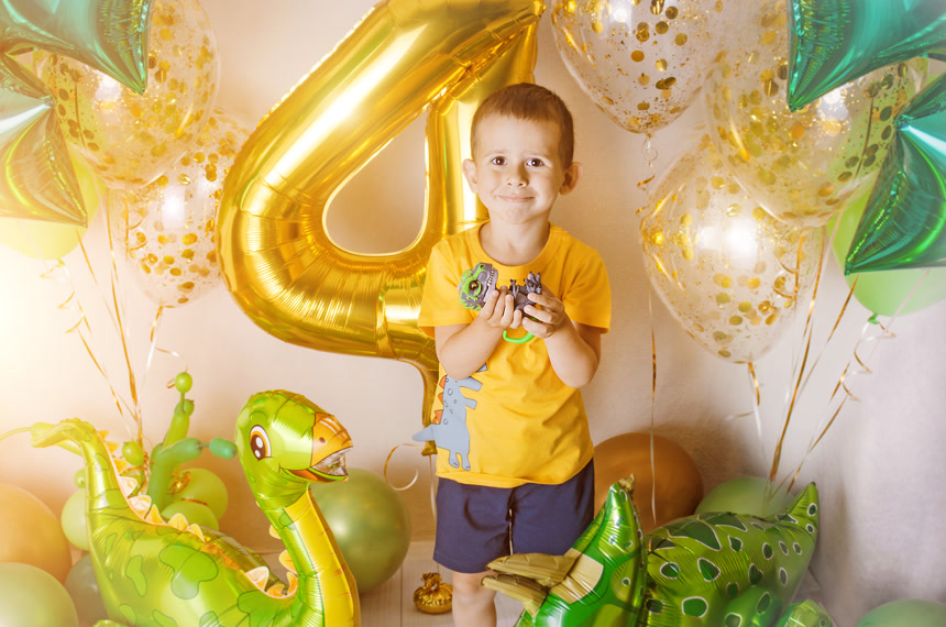 一个男孩4岁恐龙生日主题节日庆祝