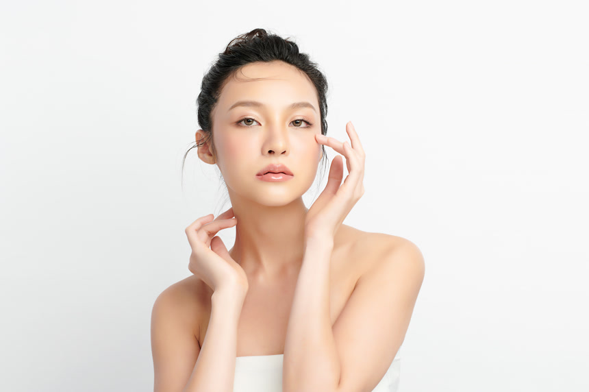 白色背景上年轻美丽的亚洲女美容美发女性肖像