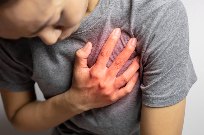 心痛的女人。患有心脏病的年轻妇女。妇女有心脏病发作、充血性心力衰竭的症状.医疗保健