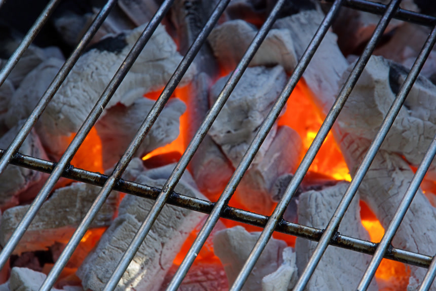 烧烤架下燃烧的木炭