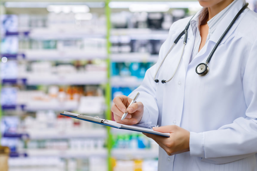 医生正在写处方医药药店医疗健康