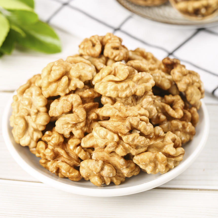 浅底上的核桃仁