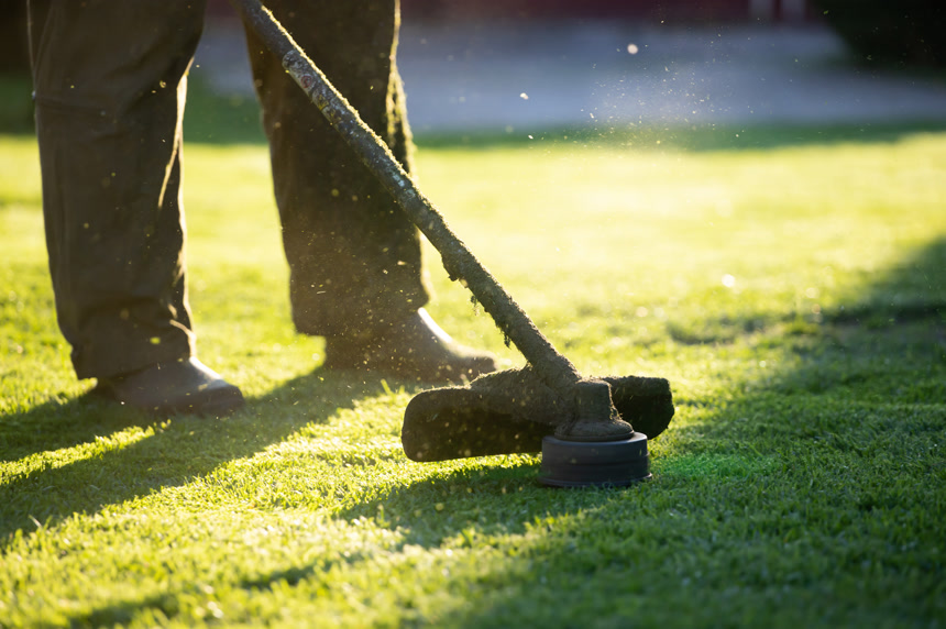 用割草机割草.园艺业概念背景.绿色环保