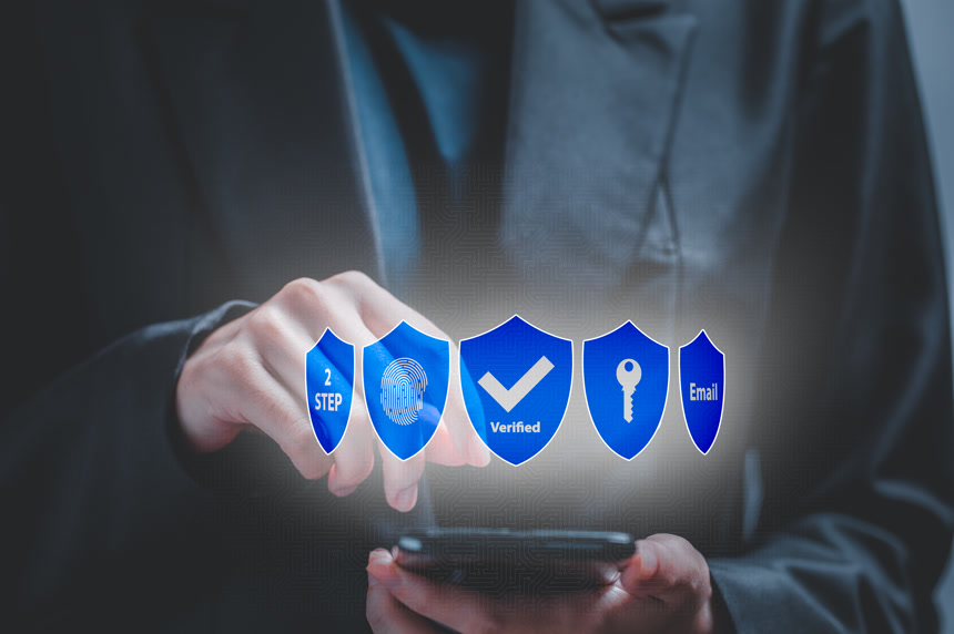 商人拿着安全的智能手机验证程序商务经济办公