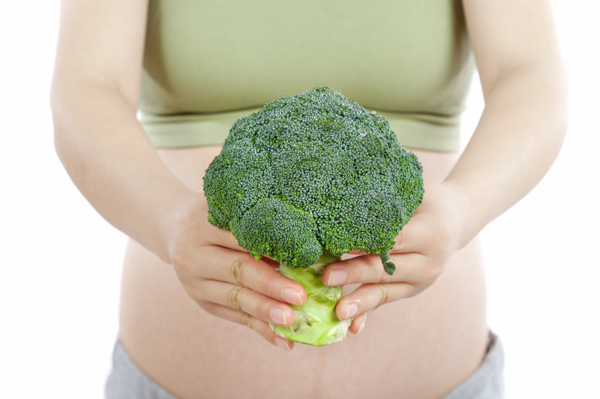 孕妇手里拿着西兰花