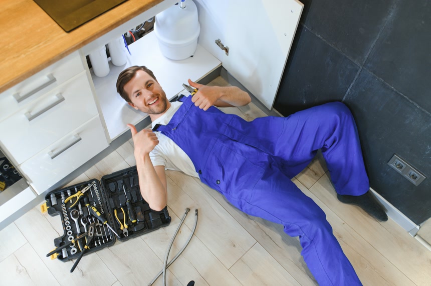 正在维修管道的管道工开心的笑着人物肖像生活方式