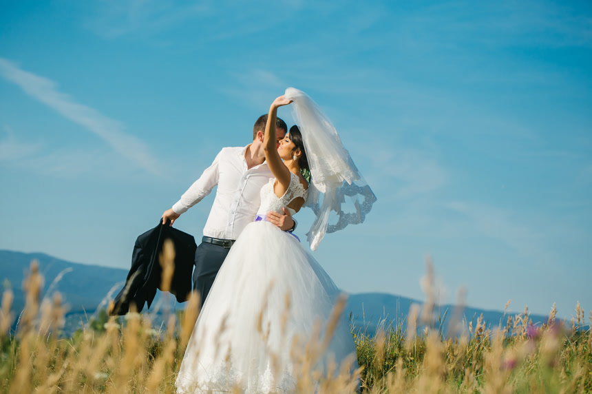 新郎和新娘在户外草地拍婚纱照婚纱摄影